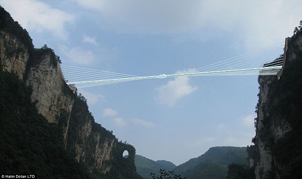 Cây cầu được xây dựng treo giữa hai vách đá dựng đứng cao gần 300m trong khu vực núi Zhangjiajie Grand Canyon thuộc Công viên quốc gia Trương Gia Giới.