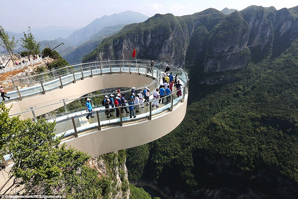 Tháng trước, lối đi bộ bằng kính với chiều rộng 26m trên vách núi dựng đứng cùng được khai trương trong vườn quốc gia Long Cương  ở thành phố Trung Khánh, Trung Quốc.