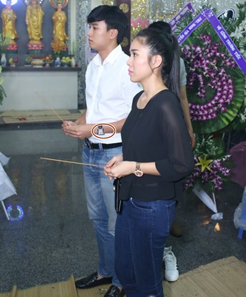 Mới đây, đơn ly hôn của Lê Phương được Tòa án Nhân dân tỉnh Trà Vinh chấp thuận. Nữ diễn viên là người được quyền nuôi con. Nhưng điều khiến nhiều người bất ngờ là Lê Phương nhanh chóng 'úp mở' hình ảnh thân thiết với 'tình mới'.