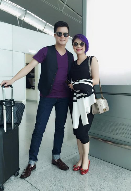 Ca sĩ Quang Dũng mặc áo thun ton-sur-ton màu tóc của Thanh Thảo khi hai người xuất hiện tại sân bay.