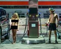 Người mẫu khỏa thân ở trạm xăng để phán đối giá xăng tăng