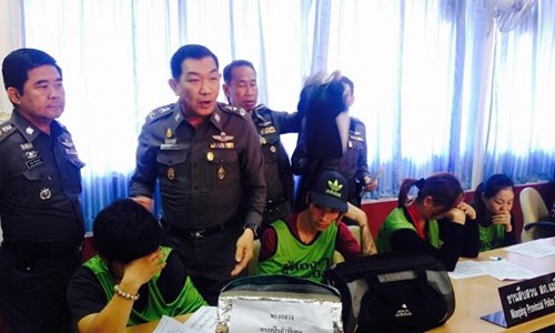 Các nghi phạm người Việt trộm cắp hàng hiệu từ Thái qua Nhật bị bắt giữ tại đồn cảnh sát Thái Lan hồi tháng 4/2014.