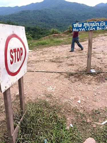 Bức ảnh được cho là chụp ở Lào, cảnh báo thói đi vệ sinh bừa bãi bằng tiếng Việt.