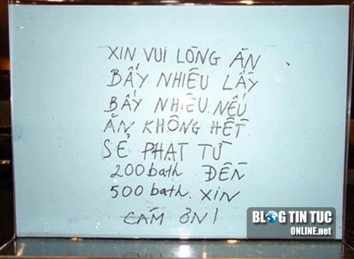 Tấm biển được viết bằng tiếng Việt cảnh báo việc lấy thức ăn thừa ở một nhà hàng buffet Thái Lan.