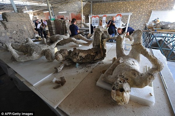 Họ đã tìm thấy xác của những người đã chết chìm trong đám nham thạch phun trào từ núi lửa Vesuvius.
