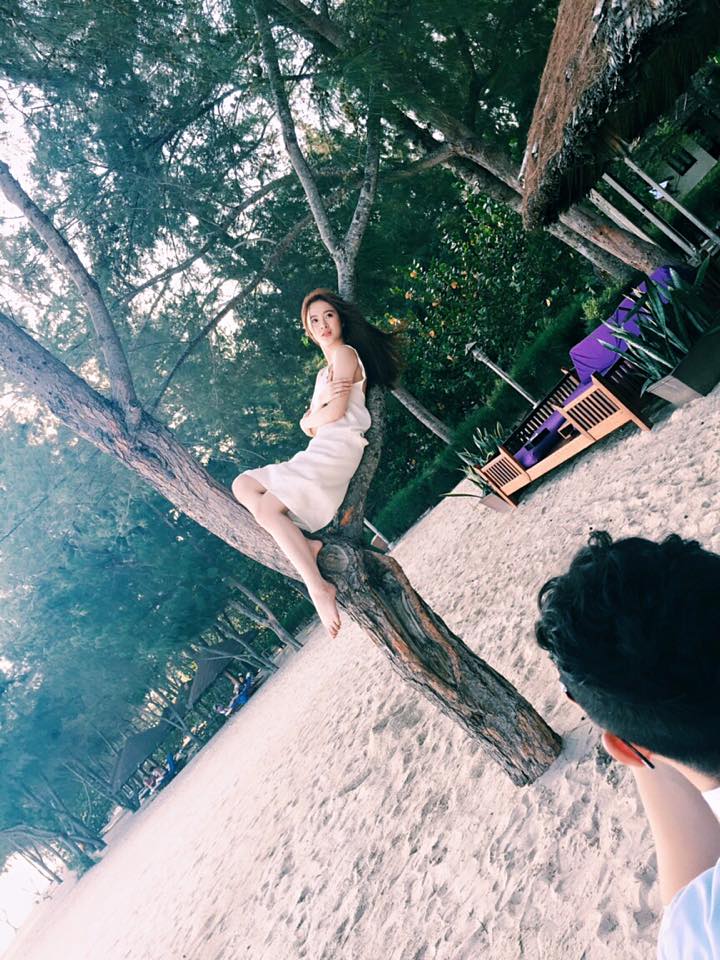 Angela Phương Trinh leo cây để chụp ảnh.