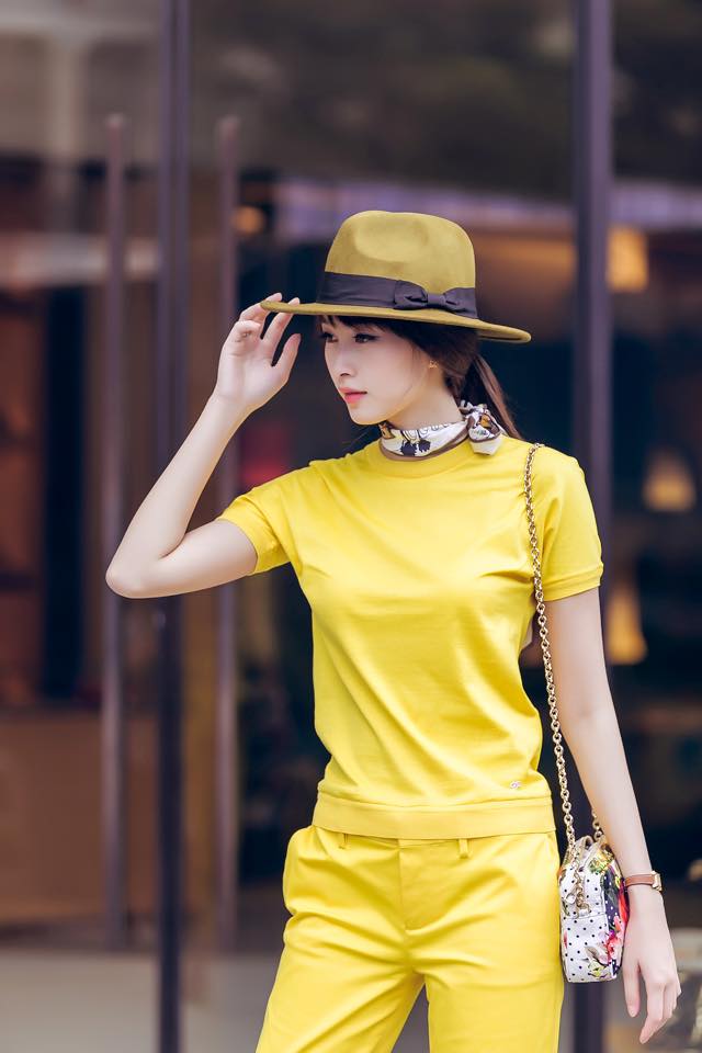 Hoa hậu Đặng Thu Thảo dịu dàng với cả cây màu vàng xuống phố.
