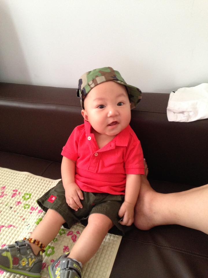 Con trai Tuấn Hưng hiện đã được 7 tháng tuổi, càng lớn bé càng bụ bẫm kháu khỉnh.