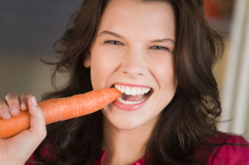 Ăn cà rốt sống rất tốt cho sức khoẻ, giúp tăng cường beta carotence, vitamin A và rất hữu hiệu trong việc giảm cân vì loại củ này có lượng calo thấp.