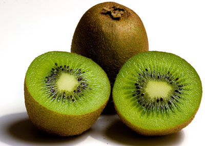 Trong quả kiwi có chứa nhiều vitamin C hơn rất nhiều loại quả khác, ngoài ra trong kiwi còn có vitamin E giúp trẻ hóa làn da, giúp bảo vệ các tế bào da và ngăn chặn thiệt hại cho collagen gây ra bởi tia cực tím.