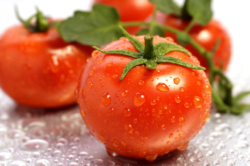 Cà chua có chứa nhiều lycopene, chất này giúp cải thiện sắc tố đỏ giúp da hồng hào, căng mịn và chống nắng rất hiệu quả.