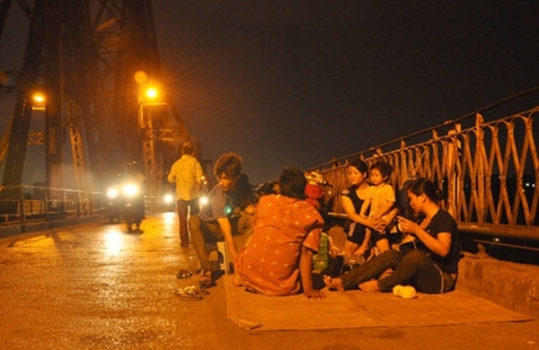 Buối tối hóng gió trên cầu Long Biên.