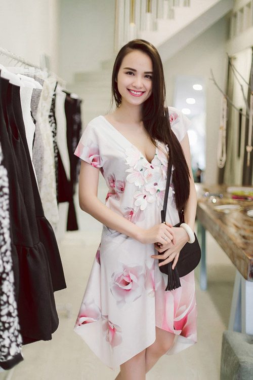 Hoa hậu Diễm Hương đã thay đổi phong cách tóc xoăn vốn thấy bằng mẫu tóc thẳng và dài mềm mượt.