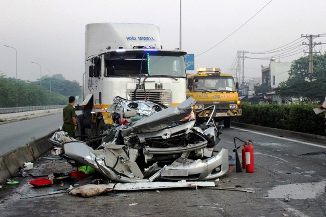 Chiếc xe đang đứng dừng đèn đỏ nở ngã tư trên quốc lộ 1A trước khu chế xuất Linh Trung 1 (P. Linh Trung, Q. Thủ Đức, TPHCM) thì tai nạn bất ngờ xảy ra.