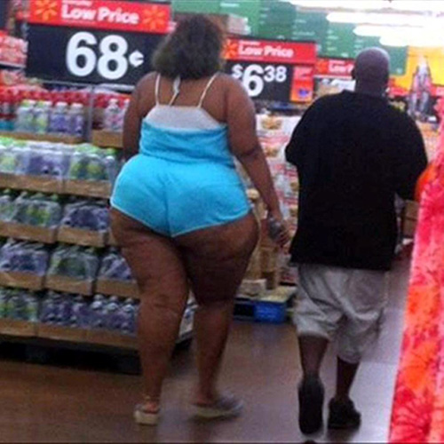 Có lẽ người phụ nữ này quá tự tin vào vóc dáng núng nính mỡ thừa mới có gan mặc trang phục này đi siêu thị.