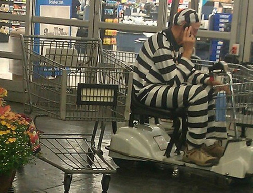Phong cách 'tù nhân vượt ngục' khi đi siêu thị.