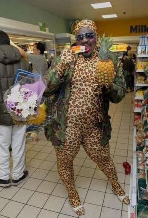 Cách mặc của người đàn ông này có lẽ chỉ thích hợp với những lễ hội hóa trang hơn là đi siêu thị mua hàng hóa.