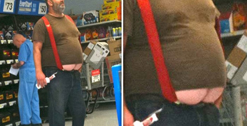 Một người đàn ông vô tư đi siêu thị với trang phục chẳng che nổi chiếc bụng mỡ.