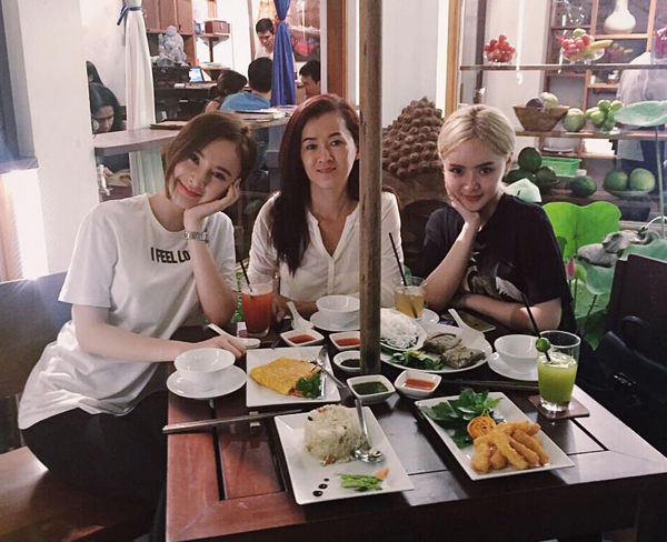 Angela Phương Trinh và em gái Phương Trang tươi tắn đi ăn cùng mẹ: 'Hai bé được mami dẫn đi ăn chay ngày Lễ Phật Đản'.