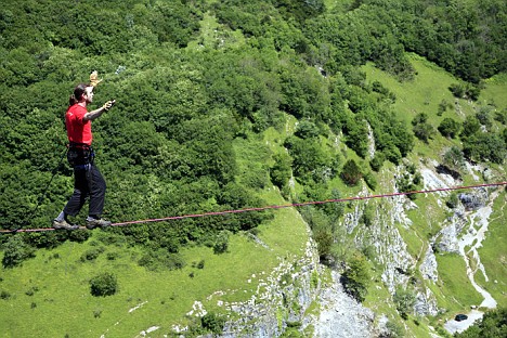 Vào tháng 8 năm 2009, vận động viên đi trên dây Jon Ritson đã trình diễn đi trên sợi dây có bề ngang 1,54cm trên vực Cheddarr, Somerset, Anh. Anh chàng 27 tuổi này đã mất 3 giờ để đi hết sợi dây dài 28m ở độ cao 150m.