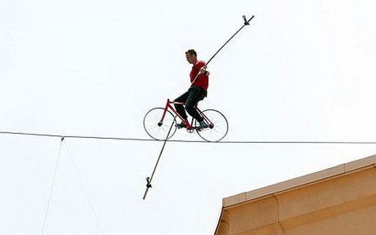 Anh Nik Wallenda, một vận động viên đi trên dây nổi tiếng đã khiến cho cả thế giới vô cùng sốc khi biểu diễn màn đi xe đạp trên dây mà không cần bất cứ thiết bị bảo hiểm nào để lập kỷ lục thế giới mới. Anh đã đi trên dây ở độ cao 80m.