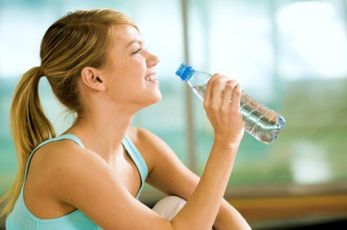 Nước cần thiết để lọc các chất thải và cân bằng chất lỏng. Hai ly nước lớn bù đắp thâm hụt chất lỏng đã thiếu khi bạn ngủ.