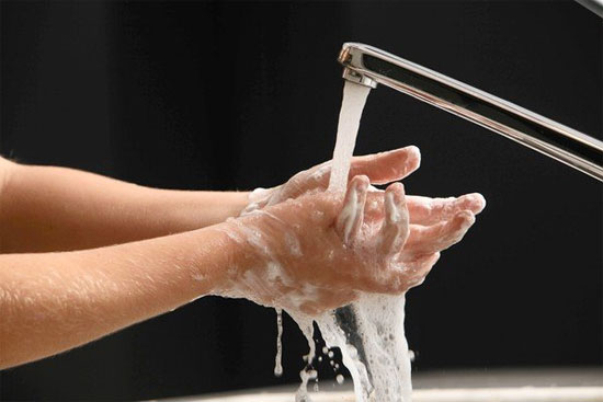 Rửa tay thường xuyên và đúng cách - người ta thường nói “bệnh từ miệng mà vào”, việc bạn không rửa tay trước khi ăn.