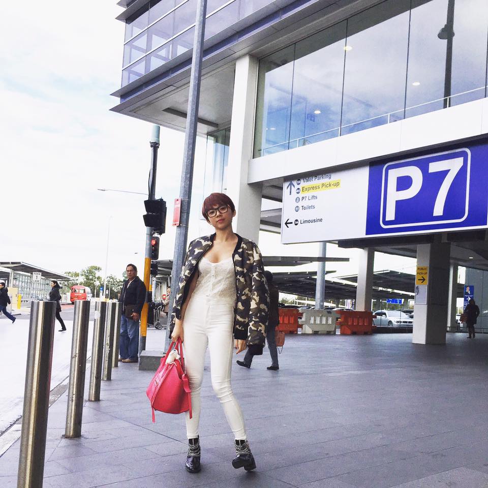 Tóc Tiên mặc khỏe khắn ở sân bay, hiện cô đang lưu diễn ở Úc.