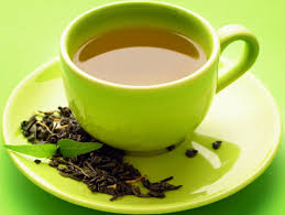 Một nghiên cứu được tiến hành tại trường Đại học Pace đã thấy rằng tinh chất trà xanh có hiệu quả chống loại nhiều loại vi khuẩn ở miệng do ngăn không cho chúng phát triển. Trà xanh chứa nhiều chất oxy hóa mạnh giúp chống viêm.