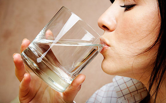 Nước lọc - hãy uống ít nhất 2 lít nước mỗi ngày để hệ tiêu hóa, hô hấp và bài tiết của bạn được khỏe mạnh. Uống nhiều nước cũng giúp bạn có làn da mịn màng hơn trông thấy.