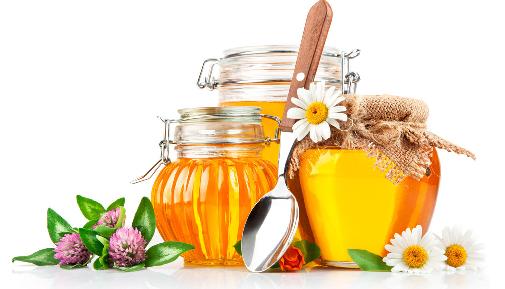 Mật ong chứa đầy đủ các vitamin tự nhiên, chất khoáng và đa dạng các loại acid amin giúp chuyển hóa chất béo, ngăn hấp thụ cholesterol có hại, giảm giảm cân nhanh chóng.