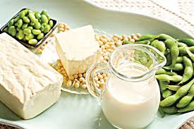 Đậu phụ và các loại thực phẩm từ đậu nành khác, như sữa đậu nành—rất giàu các isoflavon, có thể duy trì lượng collagen giúp da săn chắc.