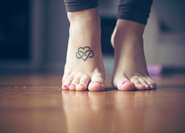 Bởi một hình xăm ở mu bàn chân sẽ giúp đôi bàn chân trở nên uyển chuyển, xinh xắn hơn.