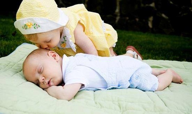 Dù em trai đã ngủ nhưng cô bé này vẫn không quên thể hiện tình cảm của mình bằng một nụ hôn nhẹ nhàng lên tóc.