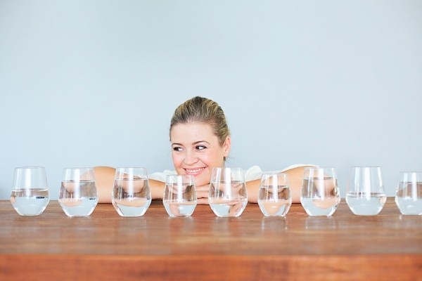 Uống nhiều nước - nước tăng cường hệ miễn dịch và loại bỏ độc tố khỏi cơ thể. Hãy uống nước nhiều lần trong ngày bằng cách để một chai nước ngay trên bàn làm việc.