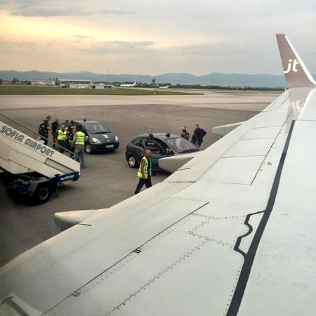 Máy bay hạ cánh khẩn cấp vì nữ tiếp viên bị hành khách sàm sỡ