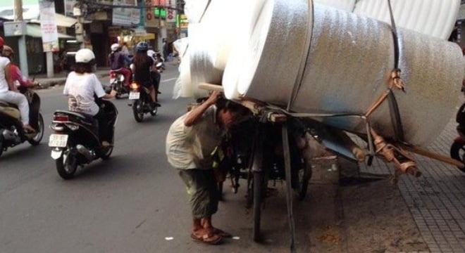 Cụ ông cực nhọc mưu sinh giữa Sài Gòn nhói lòng dân mạng