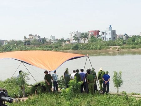 Chồng đánh chết vợ, nhét vào bao tải thả trôi sông