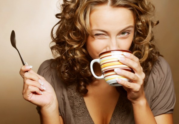 Làm bạn với cà phê - bạn có thể không tin nhưng cà phê lại thực sự giúp bạn tránh được bệnh tiểu đường rất tốt. Một số nghiên cứu cho thấy, cà phê hoặc đúng hơn là caffeine có thể ngăn ngừa bệnh tiểu đường một cách an toàn.