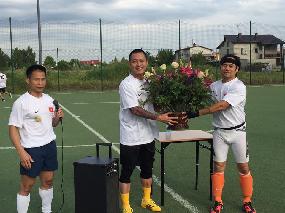 Tuấn Hưng nhận hoa của khi anh tham gia đá bóng của người hâm mộ là Việt Kiều ở Châu Âu.