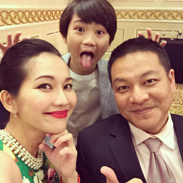Gia đình diễn viên Kim Hiền tươi tắn selfie khi cùng nhau đi đám cưới.
