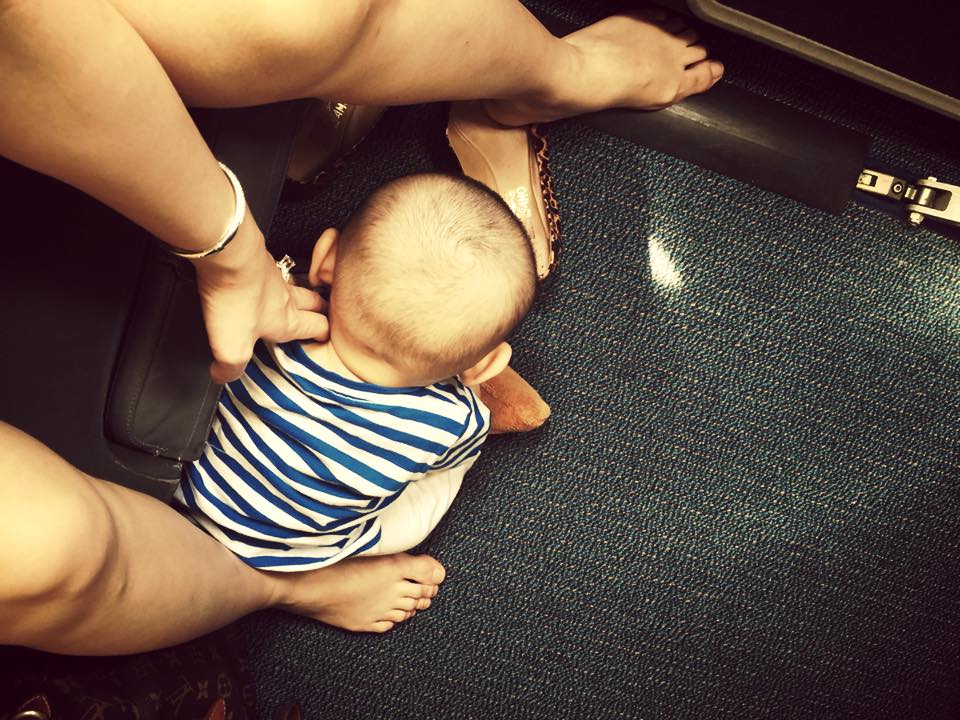 Cậu bé rất không tỏ ra sợ sệt khi lần đầu ngồi máy bay.