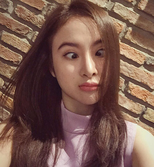 Angela Phương Trinh làm mắt lé để selfie và chú thích: 'Yêu Trinh, ai dám không?'.