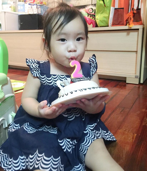 Con gái ca sĩ Lý Hải thích thú thổi nến sinh nhật trong bữa tiệc mừng cô bé tròn 2 tuổi.