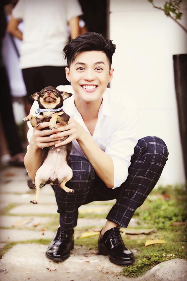Noo Phước Thịnh khiến nhiều fan thích thú với khuôn mặt hớn hở khi chụp ảnh cùng chú cún con đáng yêu.