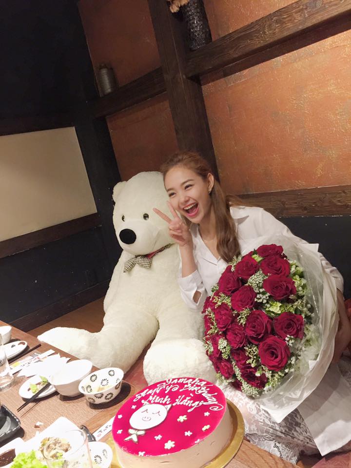 Minh Hằng được tặng chú gấu bông trong ngày sinh nhật.