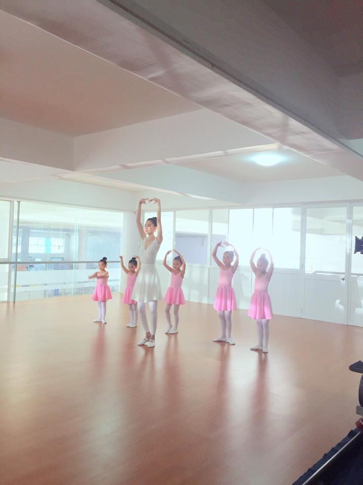 Hoa hậu Đặng Thu Thảo múa ballet trong một quảng cáo.