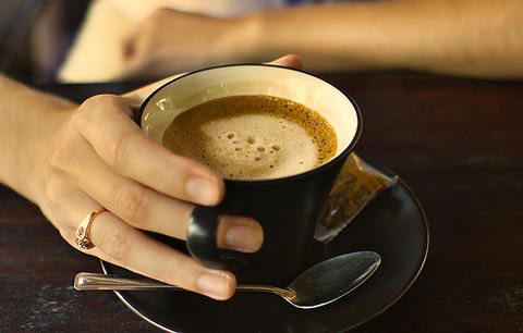 Uống cà phê đặc cũng là nguyên nhân khá phổ biến gây nên căn bệnh viêm dạ dày mạn tính.