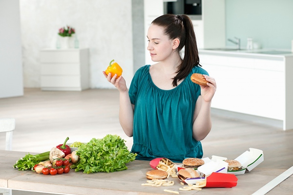 Ăn nhiều thức ăn có nhiễm chất độc hóa học cũng là một trong những nguyên nhân dẫn tới căn bệnh dạ dày.