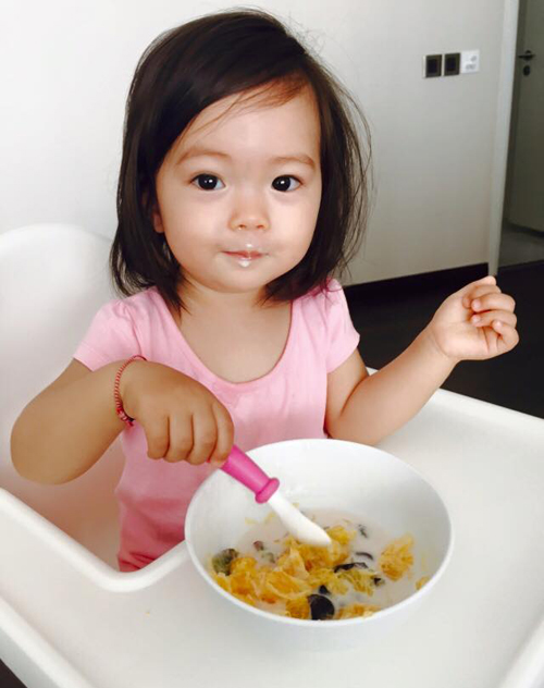 Con gái ca sĩ Đoan Trang tự xúc sữa chua ăn rất ngoan và đáng yêu: 'Mẹ làm sữa chua trái cây cho bé, và tập cho bé tự ăn. Bé mê tít, ăn cái vèo hết sạch tô to'.